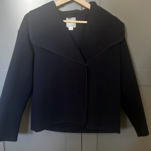 Marinblå kappa❣️ - Fin marinblå kappa från Gina Tricot med markerad krage och dekorativa sömmar längs kanterna. Jackan har lång ärm och stängs med en dold knapp framtill. Perfekt för dig som gillar en clean och klassisk look nu till hösten❣️