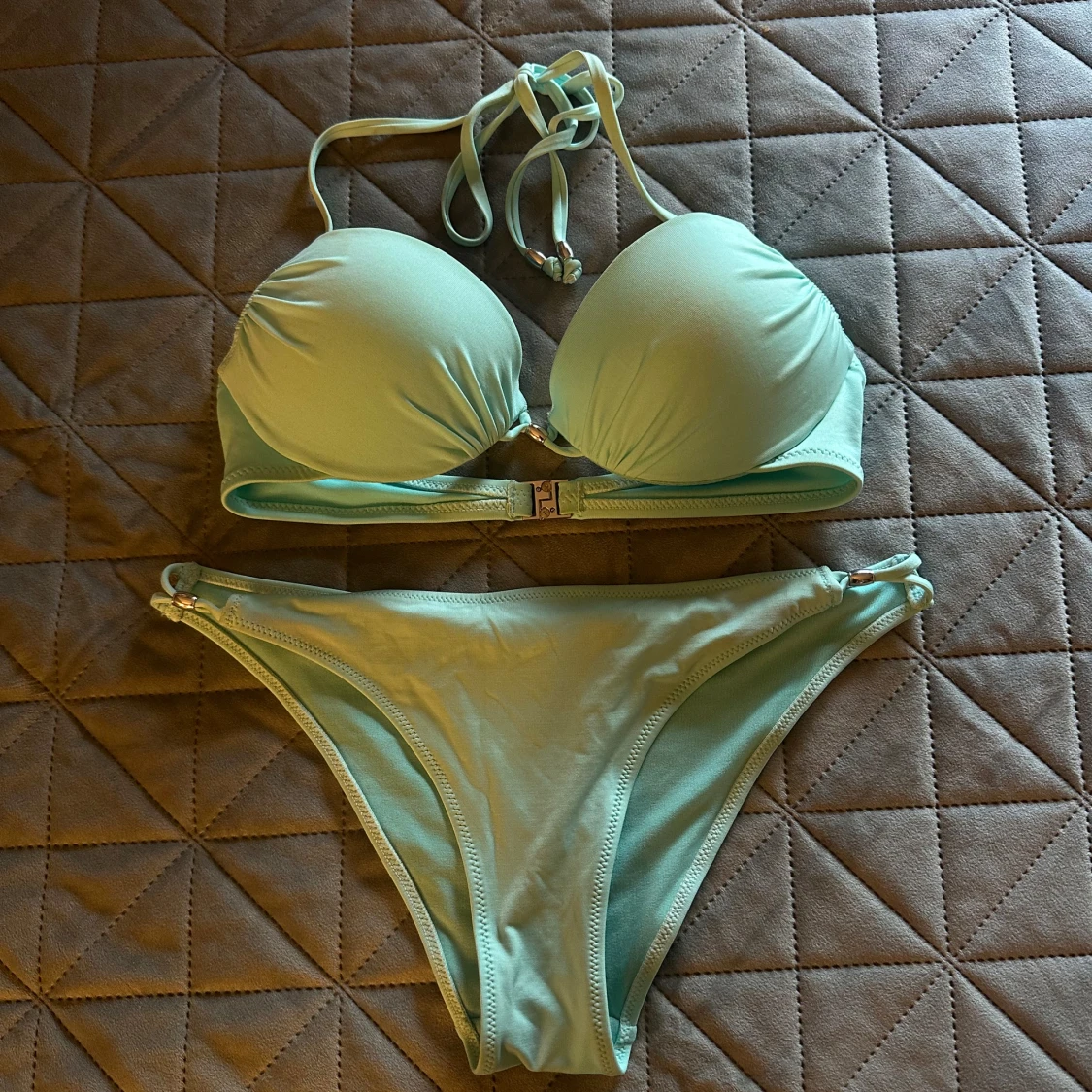 Turkosfärgad bikini med snörning