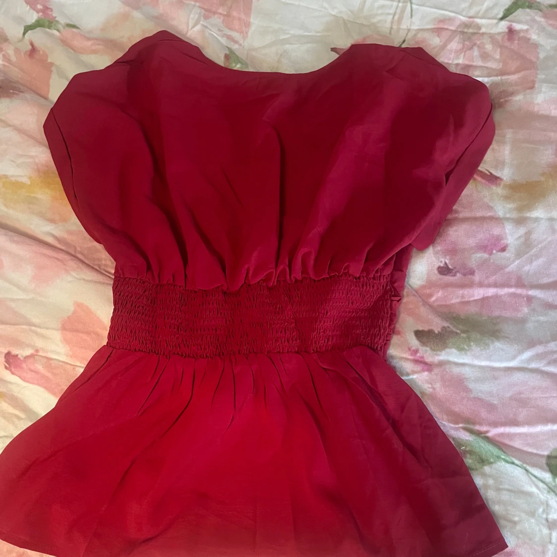 Röd omlottopp med markerad midja - 1