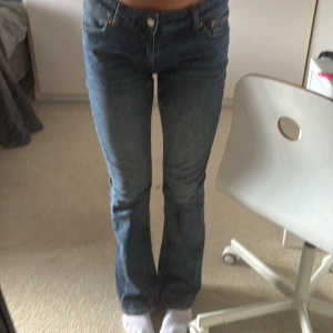 Blå bootcut jeans från Junkyard M - Säljer ett par blå bootcut jeans från Junkyard i storlek M. Low waist och sparsamt använda. Pris går att diskutera 