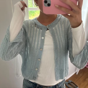 Zara kofta - Super snygg kofta från Zara. Bred stickad med shimriga knappar! Strl M, fint skick! 