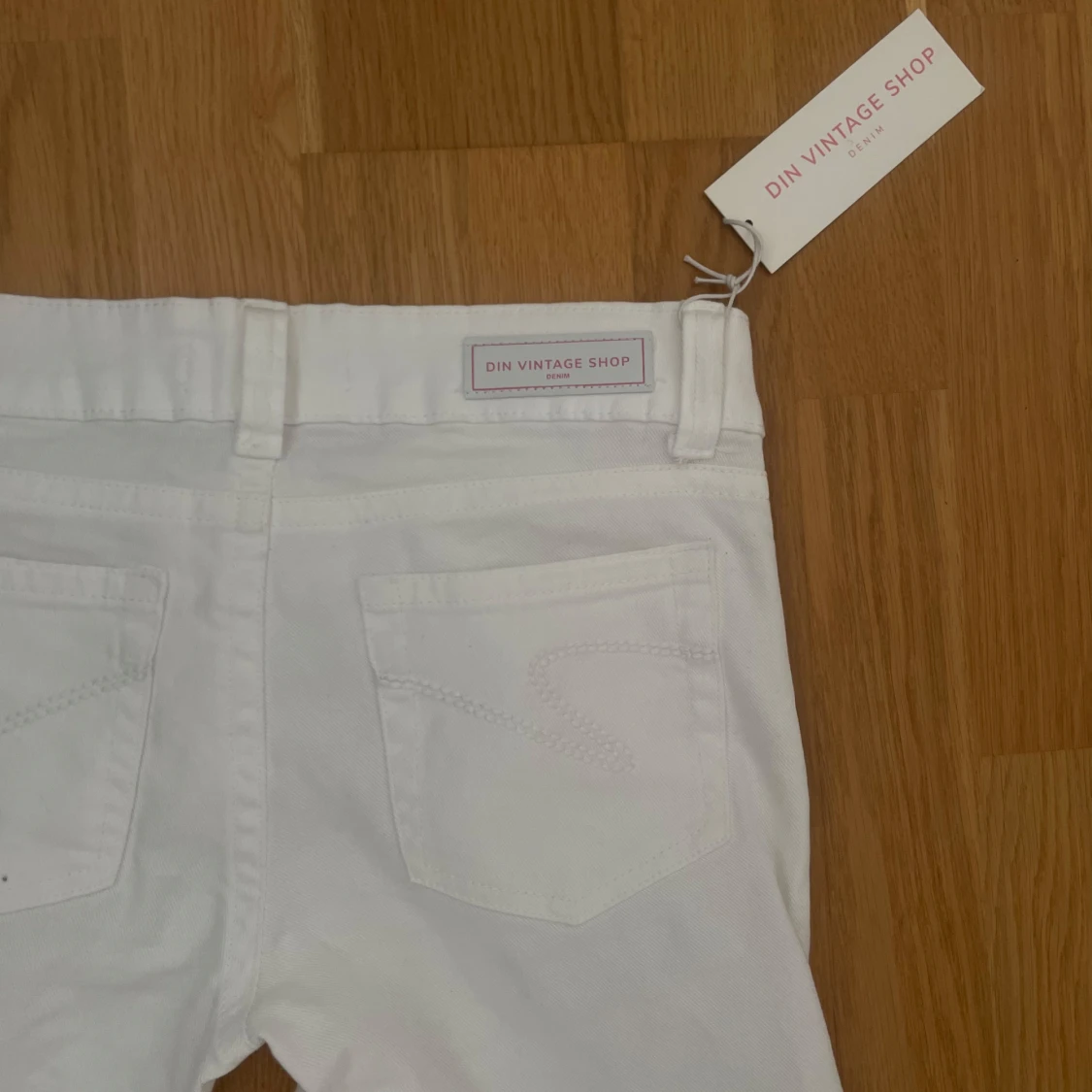 Vita bootcut jeans från Din Vintage Shop - 3