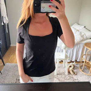 Svart topp med fyrkantig ringning - Bra skick! På framsidans insida är det dubbelt tyg.