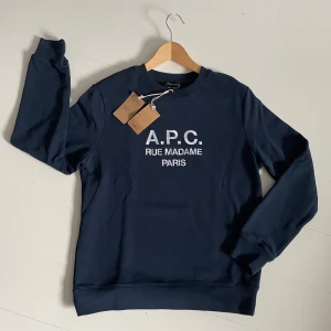 A.P.C tröja - HELT NY - APC tröja - helt ny med tags! - Storlek S, passar mig utmärkt som är 177 och väger 60 - sjukt fet och eftertraktad tröja. - pris kan diskuteras - hör av er vid frågor eller mått🙌
