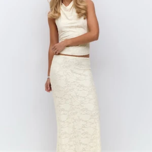 Gina Tricot Set - Otroligt fint set från Gina Tricot i vit/beige färg🤍🤍 Toppen är storlek M och kjolen är storlek S. Aldrig använt!! Modellen heter Floral Maxi Skirt och topp 🤍