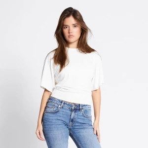 Vit loose-fit t-shirt med kort ärm - Säljer denna tröjan från lager 157!💓använt flera gånger men inga hål eller fläckar!⭐️ säljer pgv ingen användning längre🫶🏼 nästan som nytt!😍