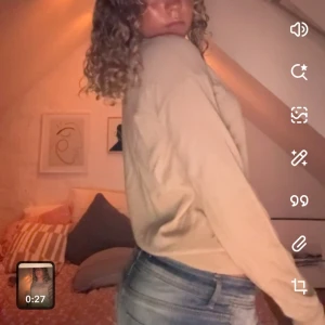 Beige basic tröja från fillipa k - Enkel och stilren beige långärmad tröja med rund halsringning. Från filippa k, storlek M. Skriv vid fler frågor💗