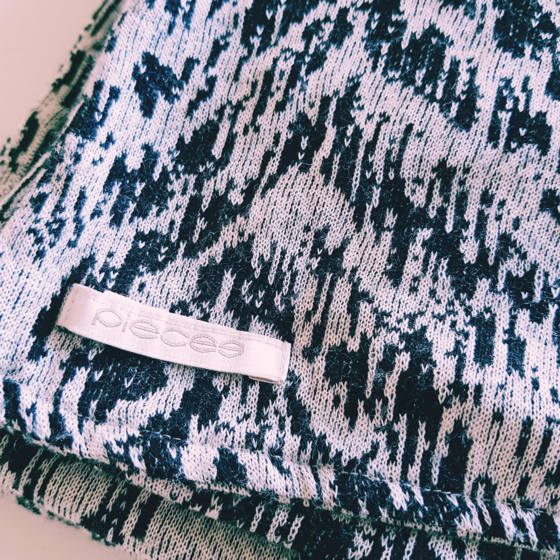 Stickad halsduk från Pieces med zebramönster - 2