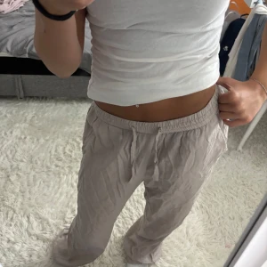 Beige linnebyxor från lager 157, XS - Säljer ett par beige linnebyxor i storlek XS.  resår och snörning i midjan, raka ben och sidofickor. 