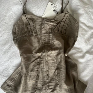 Gulligt linne - Så fint linne helt oanvänt med lappar kvar, passar XXS-XS, mer grå silvrig i verkligheten <3