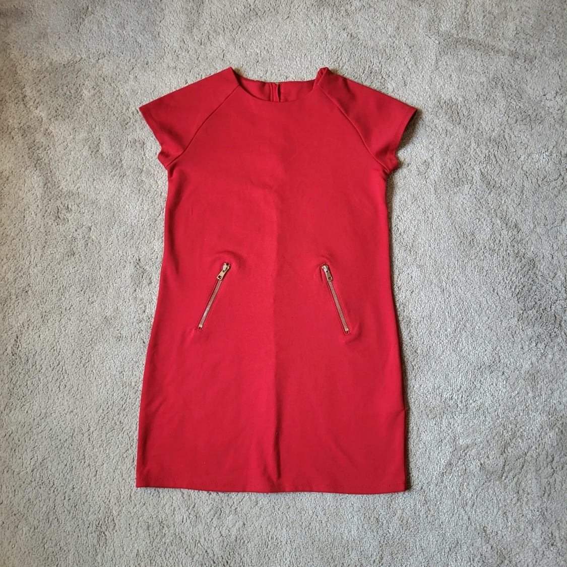 Röd kortärmad klänning med dragkedjor