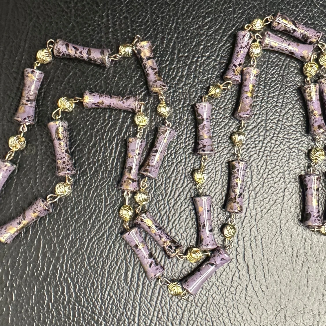 Lila och guldigt statement retrohalsband från 1980-talet Vintage Auktionsfynd Fint skick  - 4