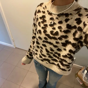 stickad leopard tröja - så gosig och skön till hösten💗ser ut som ny