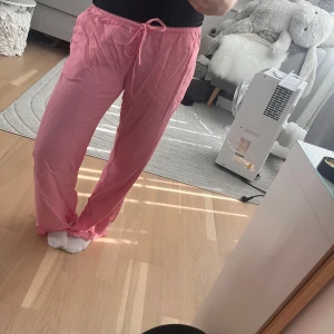 Rosa linnebyxor från H&M Divided XS - Säljer ett par ljusrosa linnebyxor från H&M Divided i storlek XS. Har använt de 4 ggr och säljer för att jag inte gillar dom längre 