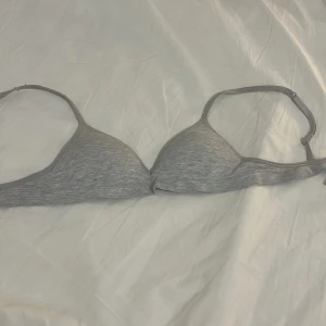 Grå bh från Lindex - Säljer denna gråa bhn eftersom den inte passar längre. Den är storlek 65AA.💗 Kontakta gärna innan köp. OBS, Katt finns i hemmet! (Finns intresserad köpare)