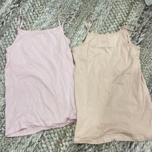 2 ljusa linnen - Två linnen i ljusa pastellfärger. Båda har smala axelband och rak passform. Båda tillsammans för 5