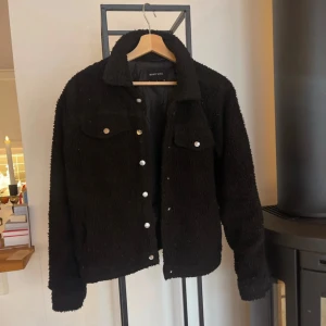 Svart teddyjacka från Brave Soul - Mysig svart teddyjacka från Brave Soul i storlek XS. Pris kan diskuteras 