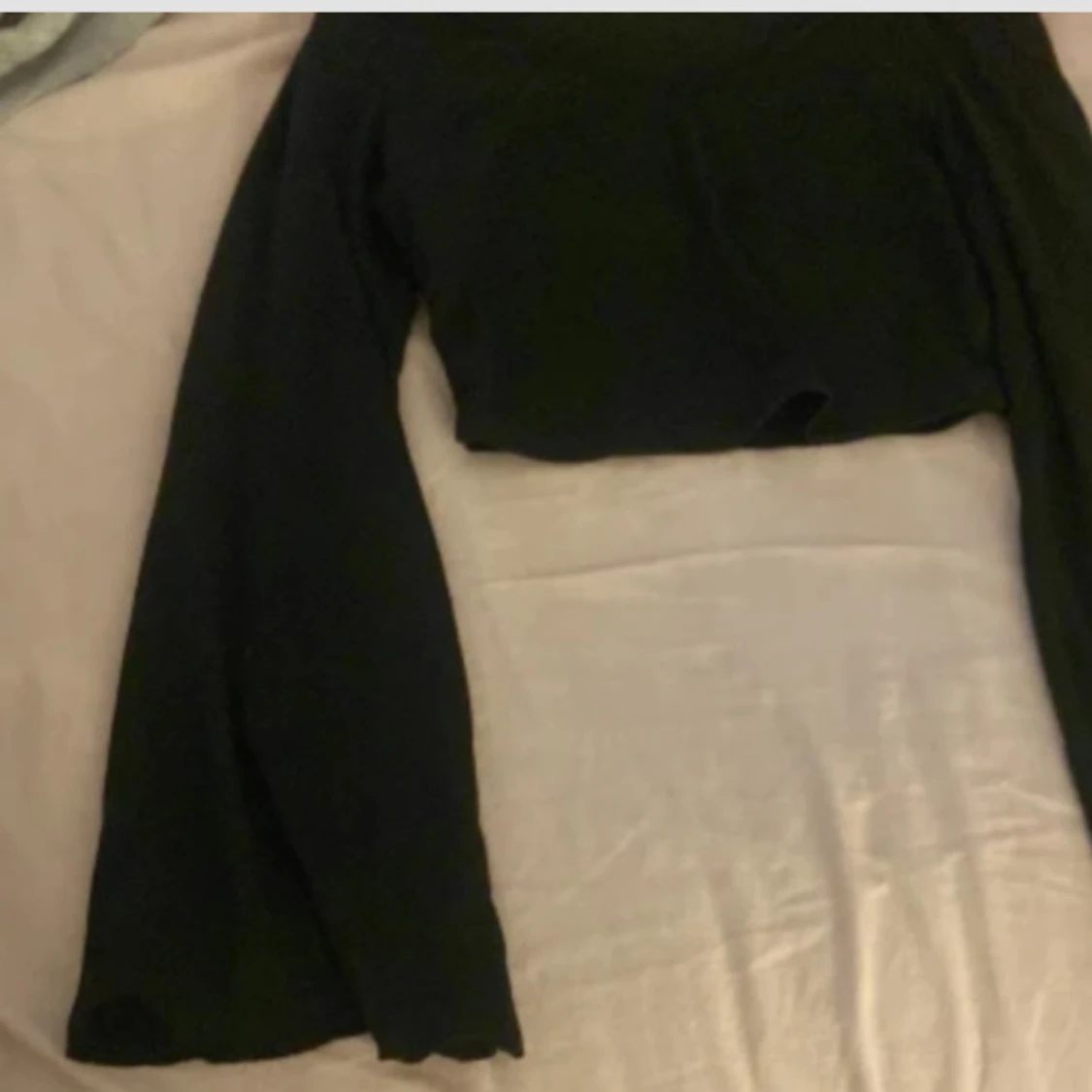 Svart croppad långärmad topp - 1