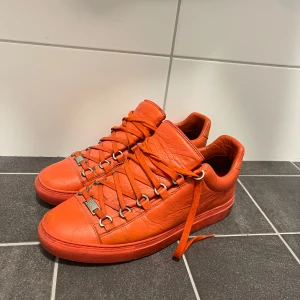 Balenciaga arena low - Skorna har inte originalsula då jag har anpassade sulor och tyvärr tappat bort orginalen. Passar storlek 42/43. Färg: corall 