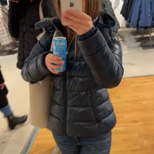 Mörkblå lager 157 jacka - Säljer lager 157 jackan för jag har köpt en annan. Den är använd en vinter men ser nästan inte använd ut.🌺