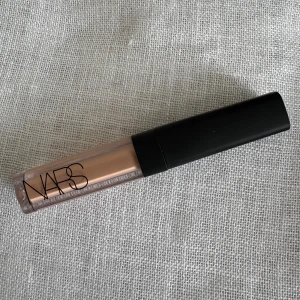 NARS Radiant Creamy Concealer Light 3 - NARS Radiant Creamy Concealer i nyansen Light 3 Honey. Mini. Travel size. Testad 2-3ggr. 