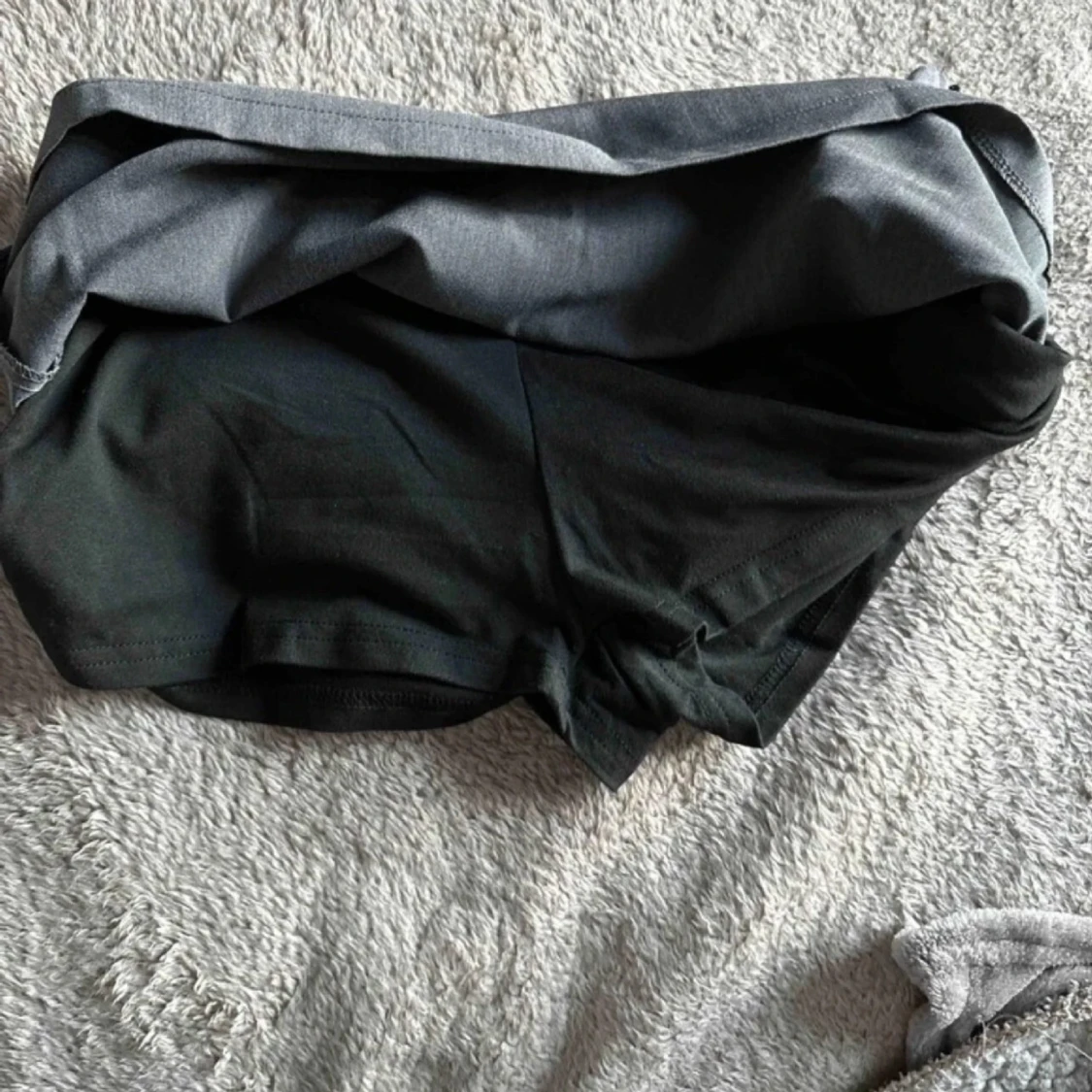 Grå kortkjol med inbyggda shorts - 2