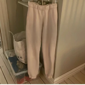 Ljusbeige mjukisbyxor från New Yorker  - Supermjuka ljud rosa  mjukisbyxor från New Yorker i storlek XS. De har resår i midjan och vid bensluten för en skön och avslappnad passform. Perfekta för chill dagar eller när du vill vara bekväm men ändå se fräsch ut.