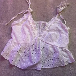 Broderat linne - Jättefint broderat linne med knytband vid axlarna. Strl S, i nyskick. Tryck gärna på ”köp”.