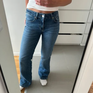 Jeans i 90s boot från Lager157 - Populära lågmidjade jeans från Lager157 i 90s boot <3 är 160 cm lång