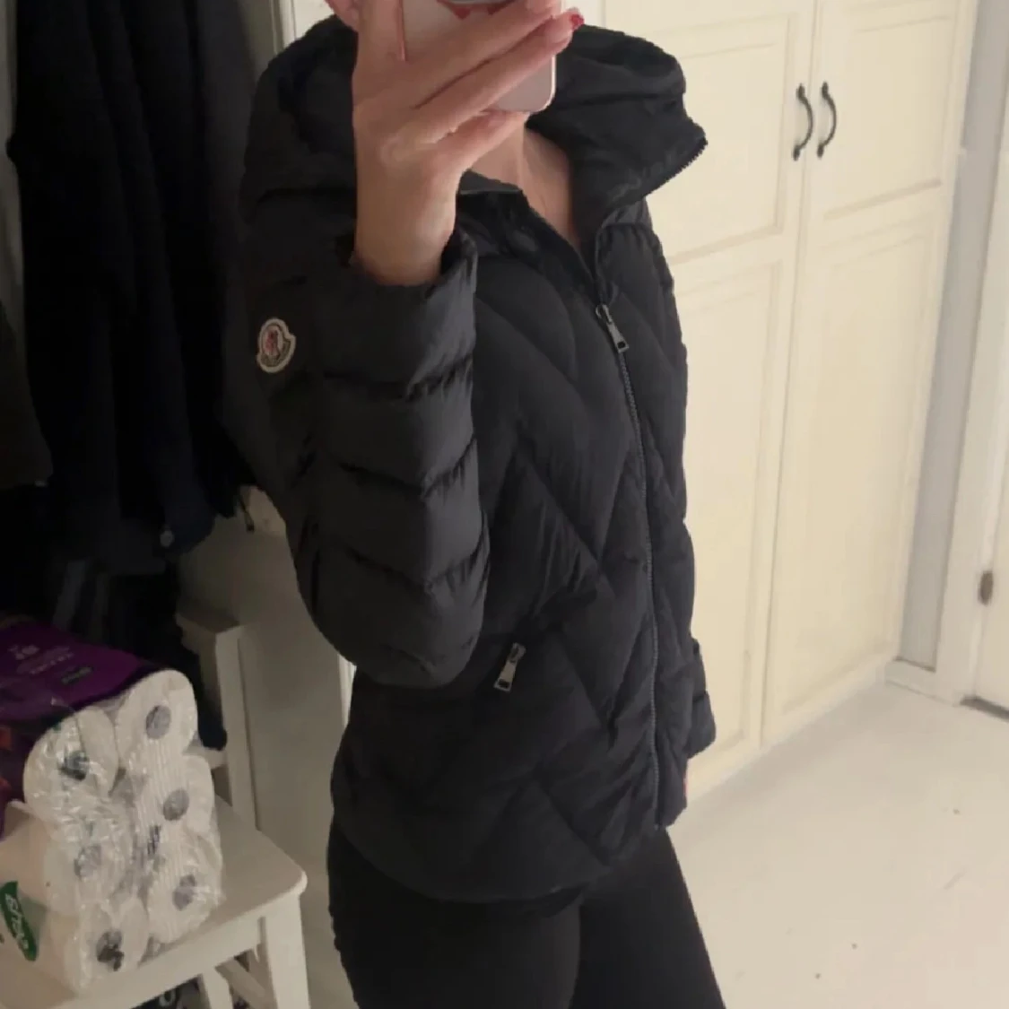 Svart Moncler dunjacka med huva - 1