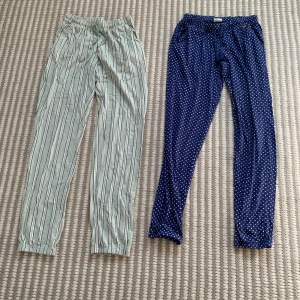 Randiga och prickiga byxor från Lascana - Två par lätta byxor från Lascana: ett par blå med vita prickar och ett par ljusgröna med tunna svarta och vita ränder. Båda har resår i midjan och är lätta och sköna❤️endast använda 1-2 gånger, dem är jättesköna men dem har blivit för små💞storlek-32/34 (xxs/xs)🤗skriv till mig vid frågor eller fler bilder💞man kan köpa båda för 150kr eller ett par för 85kr❤️skriv vid intresse 