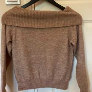 Beige offshoulder stickad tröja - Off shoulder tröja från h&m. Bra skick, använd fåtal gånger 