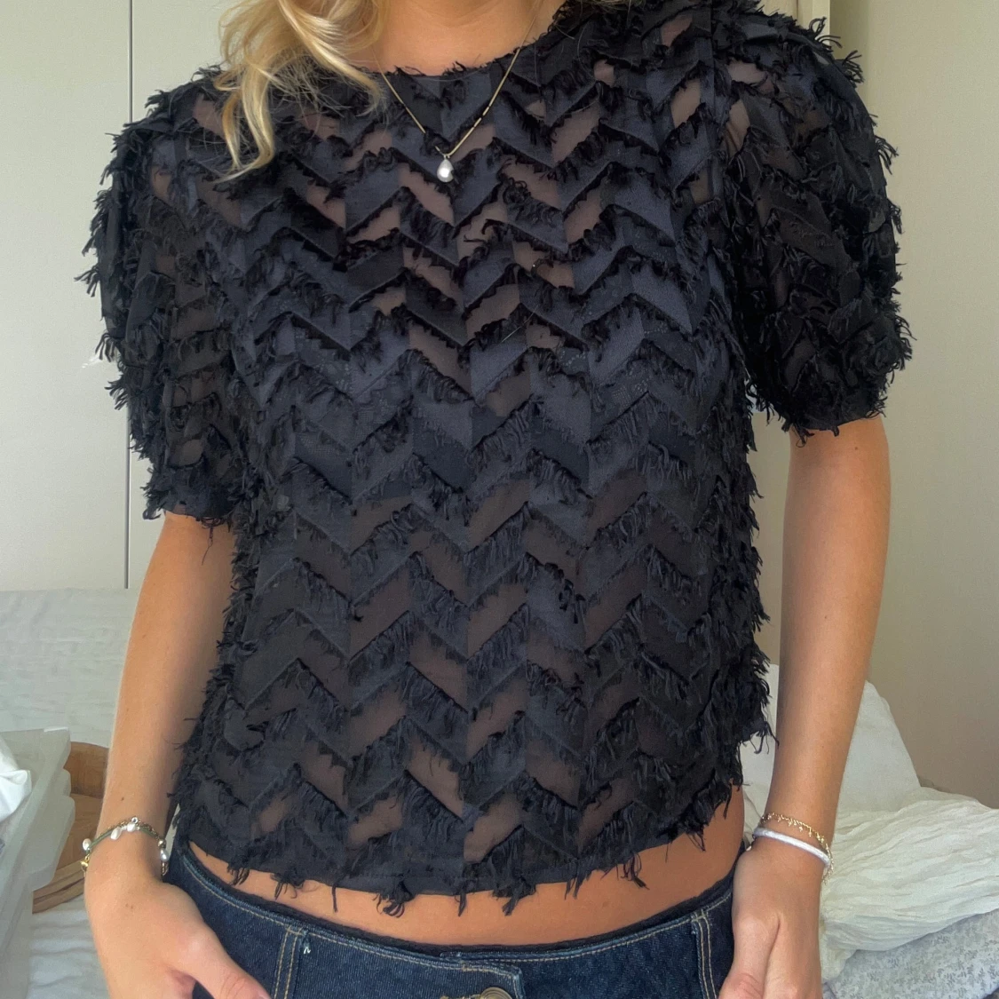 Svart blus med fransar - 1