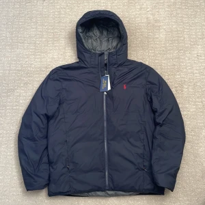 Mörkblå jacka från Polo Ralph Lauren - Säljer nu denna jacka från Polo Ralph lauren, Jackan är oandvänd och tagsen sitter kvar, Nypris ca 4000 kr! Vid minsta lilla fundering så är det bara att höra av sig.