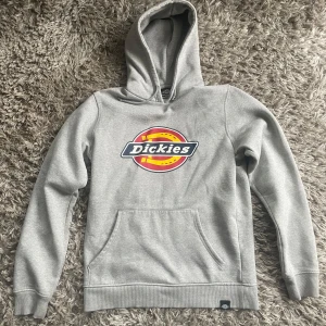 Grå Dickies hoodie - grå hoodie från Dickies, strl s, bra skick.