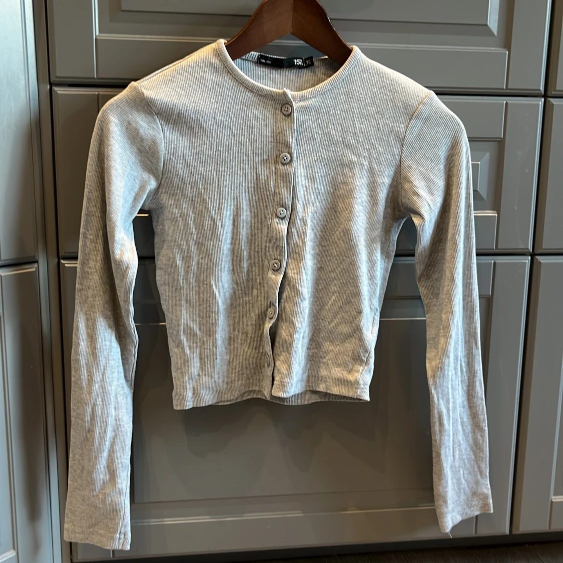 Ljusgrå ribbad kofta från 157