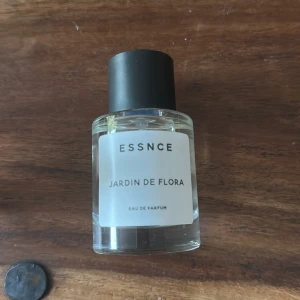 Essnce parfym - Aldrig använd gillade ej doften. Från Essnce. Är en dupe på guccis flora 