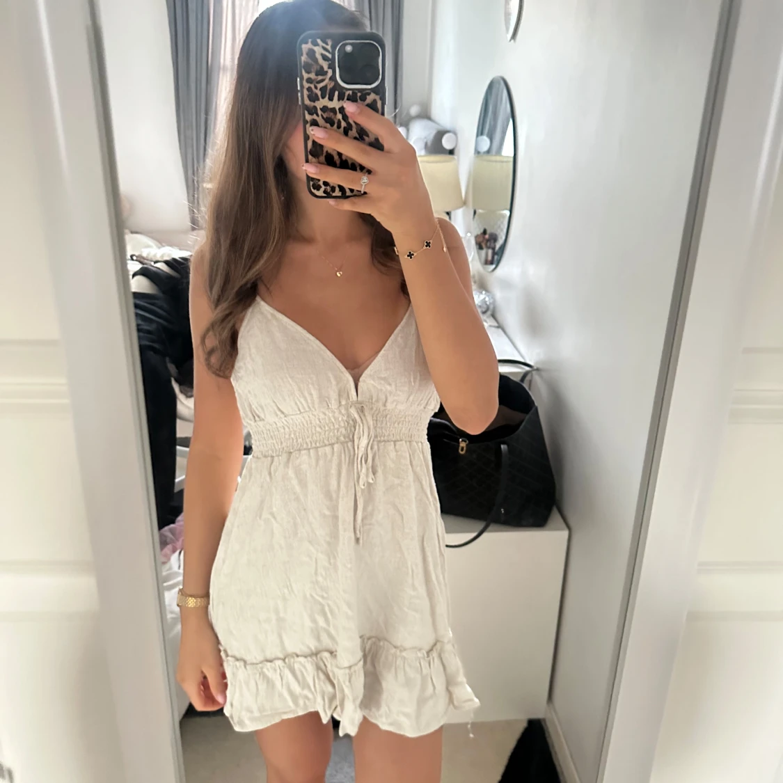 Beige sommarklänning med volang - 1