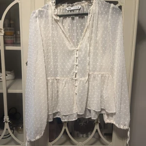 Zara blus - Jätte fin blus som inte riktigt passar mig. Inga defekter passar bra t jeans till exempel🩷 strl xs men passar också s