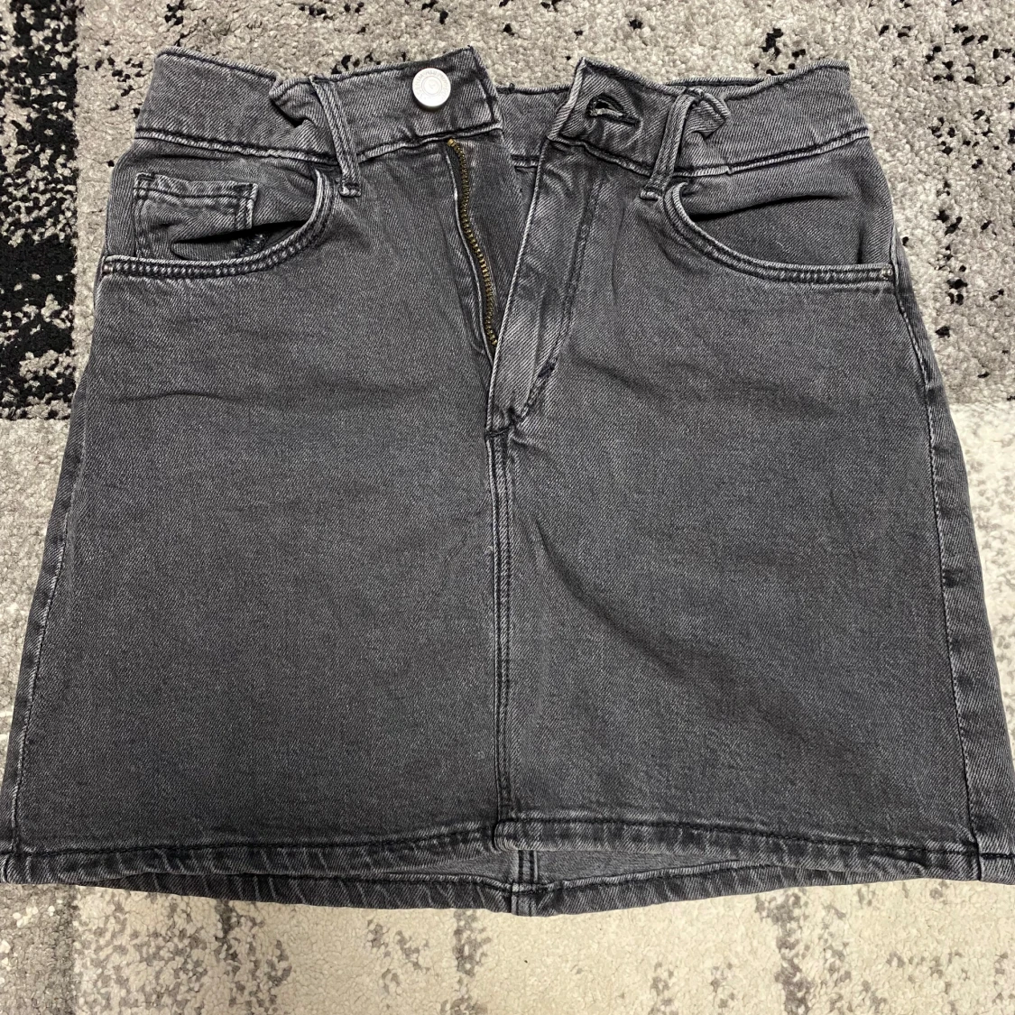 Grå jeanskjol från H&M Denim