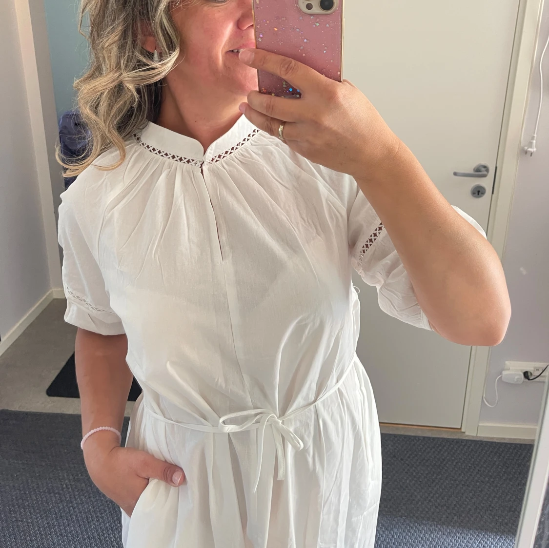 Vit sommarklänning med knytband - 2