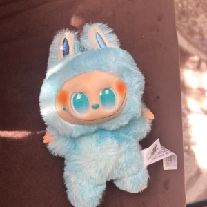 Labobo  - Hej! Min syster klote labobo för en vecka sen och hon vill inte ha dom längre så jag vill sälja dom och dom är helt nya 😛