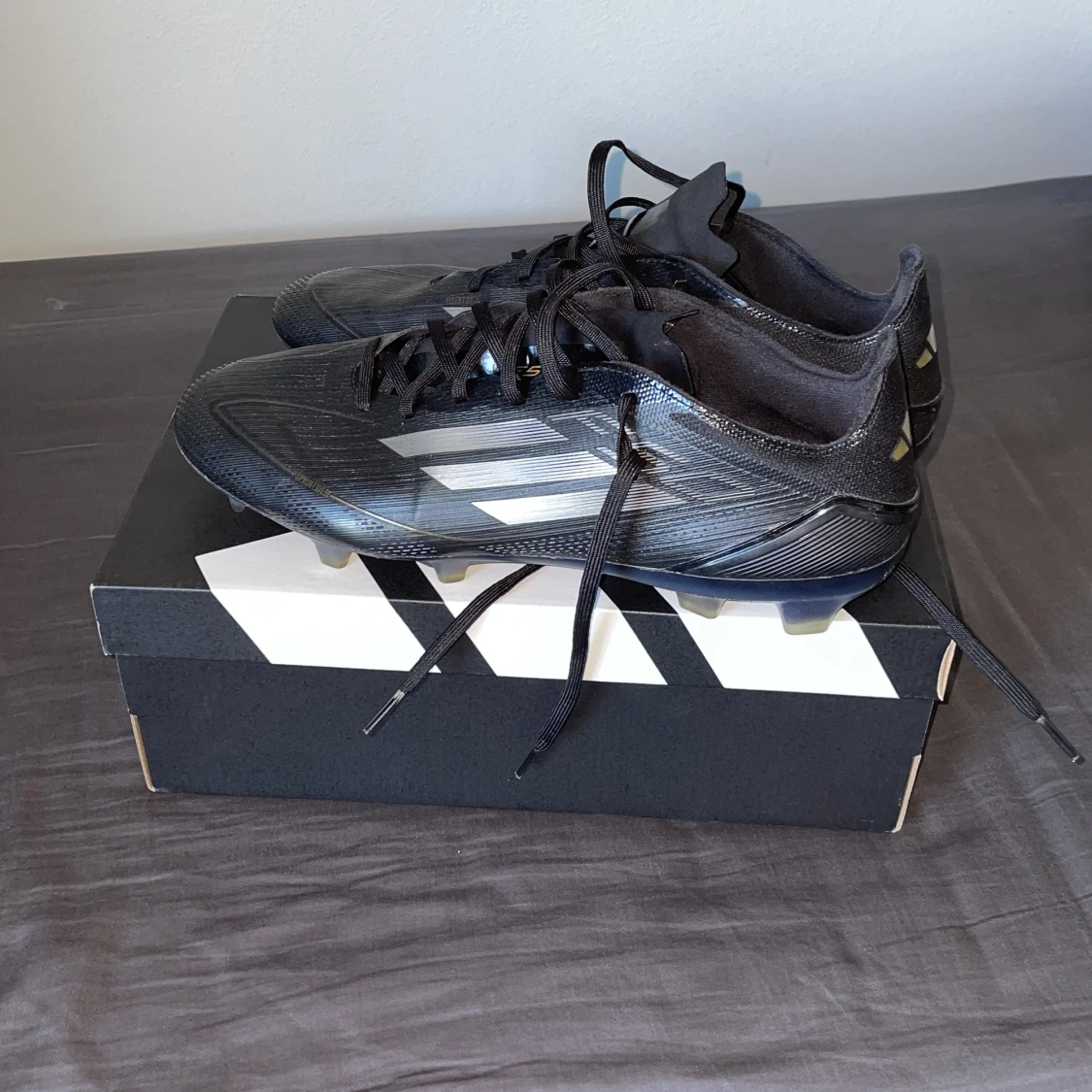 Svarta adidas fotbollsskor med dobbar