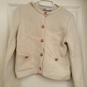 Beige stickad kofta från Zara - Använd ett par gånger, i bra skick dock. Storlek S och köpt för 399 säljer nu för 110kr.