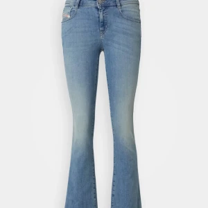 Lågmidjade diesel jeans  - Säljer mina jättefina jeans från diesel i modellen 01 d-ebbey. Jättefint skick och väl omhändertagna. Säljer då dem är på gränsen till för små för mig, passar en xs-s. Lågmidjade och ganska långa. Storlek är w24 och skulle säga att längden passar någon mellan 160-170 betorende på hur långa man vill ha dem. Nypris 1495 kr, säljer för 900 men pris kan diskuteras vid snabb affär! 