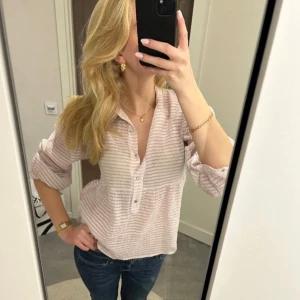 Söt blus  - Supersötblus som tyvärr inte kommer till användning längre. Lånade bilder 💗