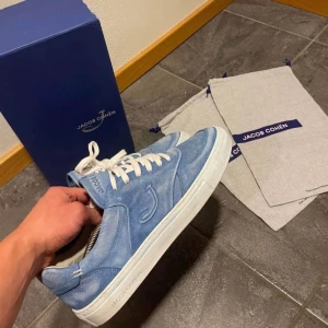 Jacob cohen skor - Säljer dessa as feta cohens i storlek 43. Skorna är i sjukt bra skick och knappt använda sen jag köpte dem. Box och dustbags följer med. Skriv vid frågor🤩