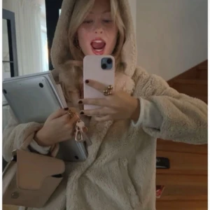 Beige teddyjacka med huva - Tittar bara om någon är intresserad av köpa denhä jackan från zara. Jackan har inte ännu kommit men jag tror att den är för stor för mig. Man får bjuda priset!
