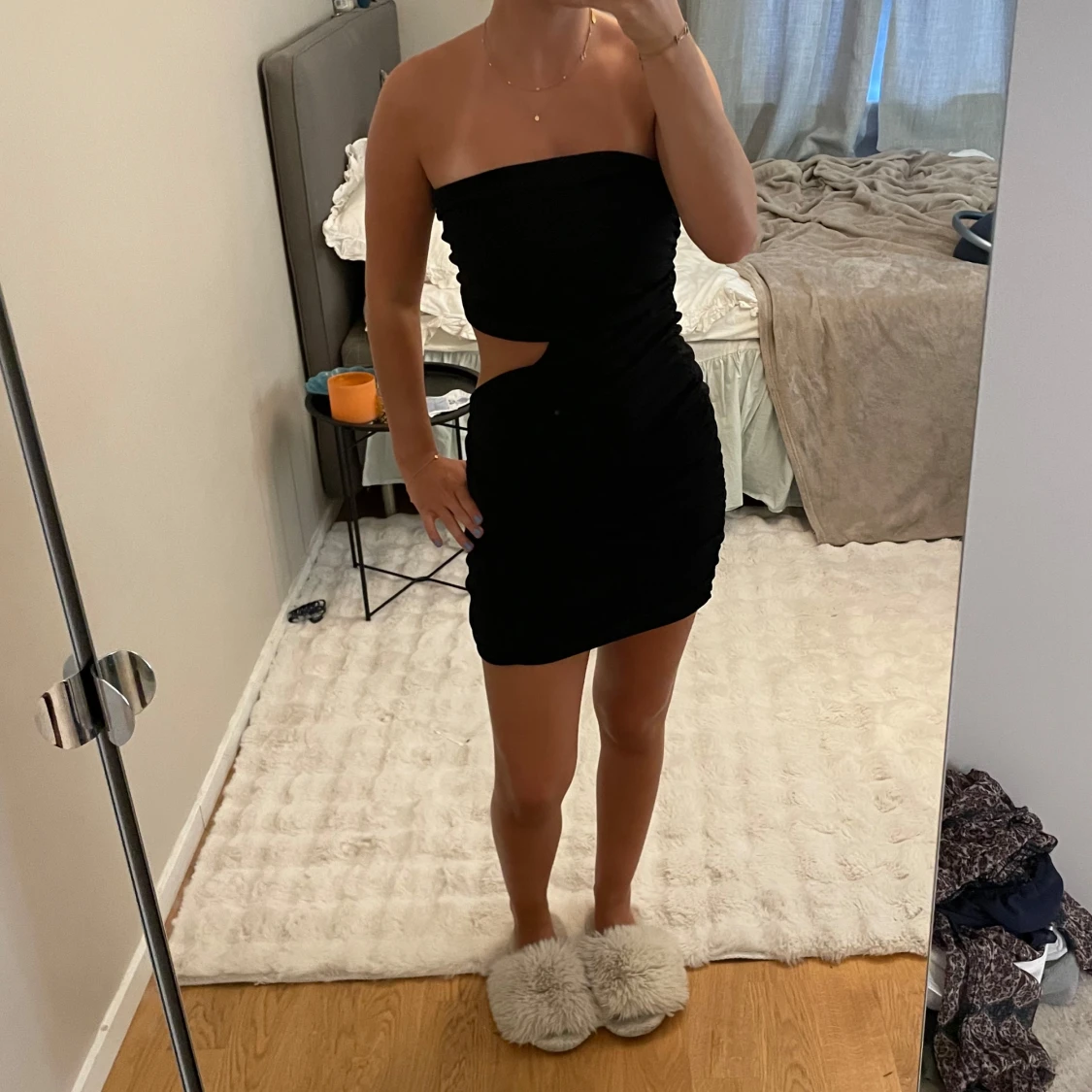 Svart axelbandslös cut out klänning - 1