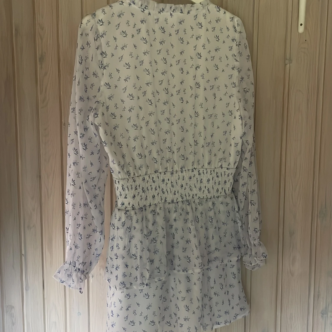 Vit blommig kortklänning Gina Tricot - 1